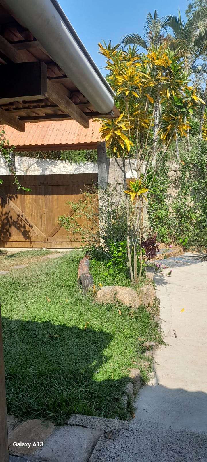 VENDO EXCELENTE CASA EM ESTILO COLONIAL EM BAIRRO TRANQUILO