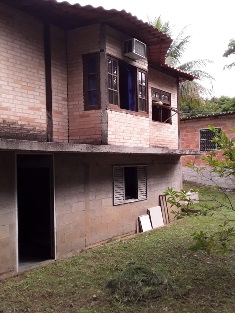 VENDO EXCELENTE CASA EM ESTILO COLONIAL EM BAIRRO TRANQUILO