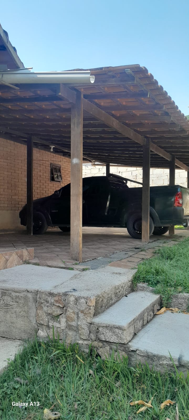 VENDO EXCELENTE CASA EM ESTILO COLONIAL EM BAIRRO TRANQUILO