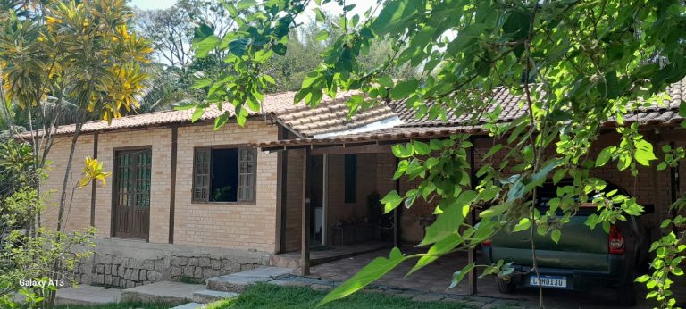 VENDO EXCELENTE CASA EM ESTILO COLONIAL EM BAIRRO TRANQUILO