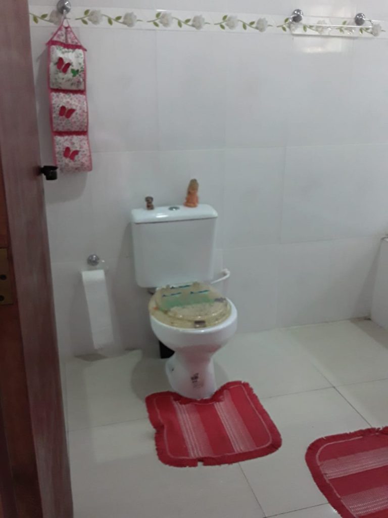 VENDO EXCELENTE CASA EM ESTILO COLONIAL EM BAIRRO TRANQUILO