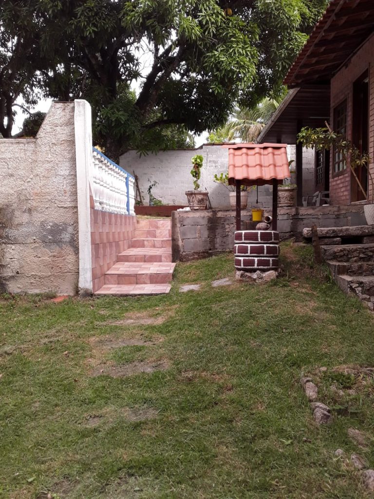 VENDO EXCELENTE CASA EM ESTILO COLONIAL EM BAIRRO TRANQUILO