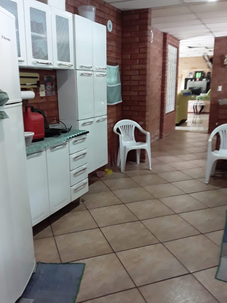 VENDO EXCELENTE CASA EM ESTILO COLONIAL EM BAIRRO TRANQUILO