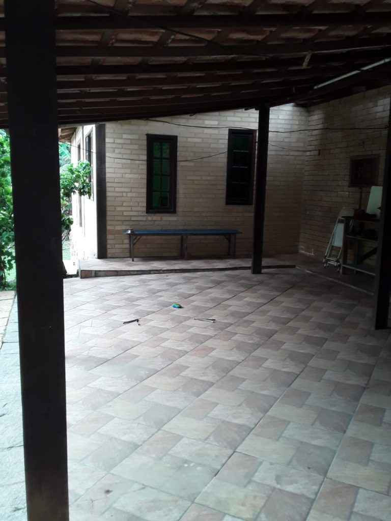 VENDO EXCELENTE CASA EM ESTILO COLONIAL EM BAIRRO TRANQUILO