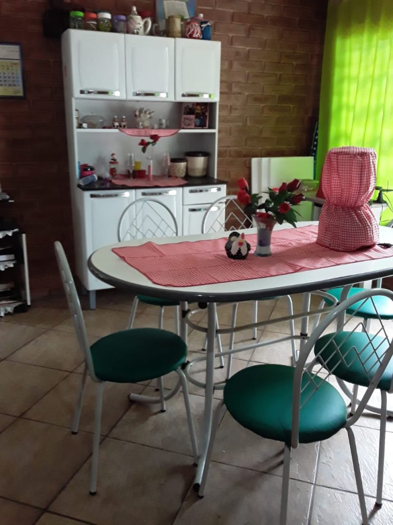 VENDO EXCELENTE CASA EM ESTILO COLONIAL EM BAIRRO TRANQUILO